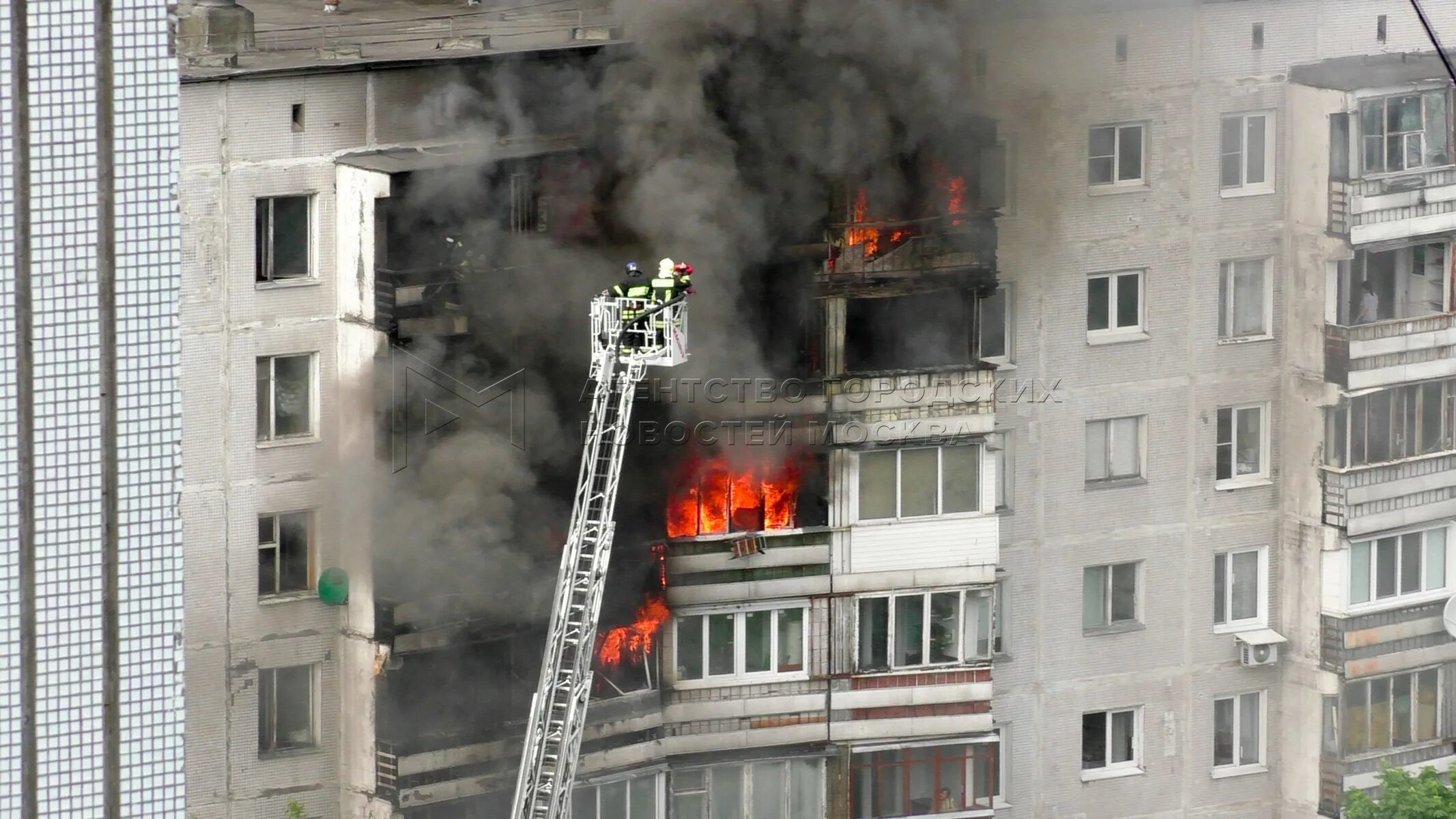 Пожар в многоквартирном доме. Пожар в многоэтажном доме. Пожары в жилых зданиях. Пожар в многоэтажном здании. Сгорела многоэтажка