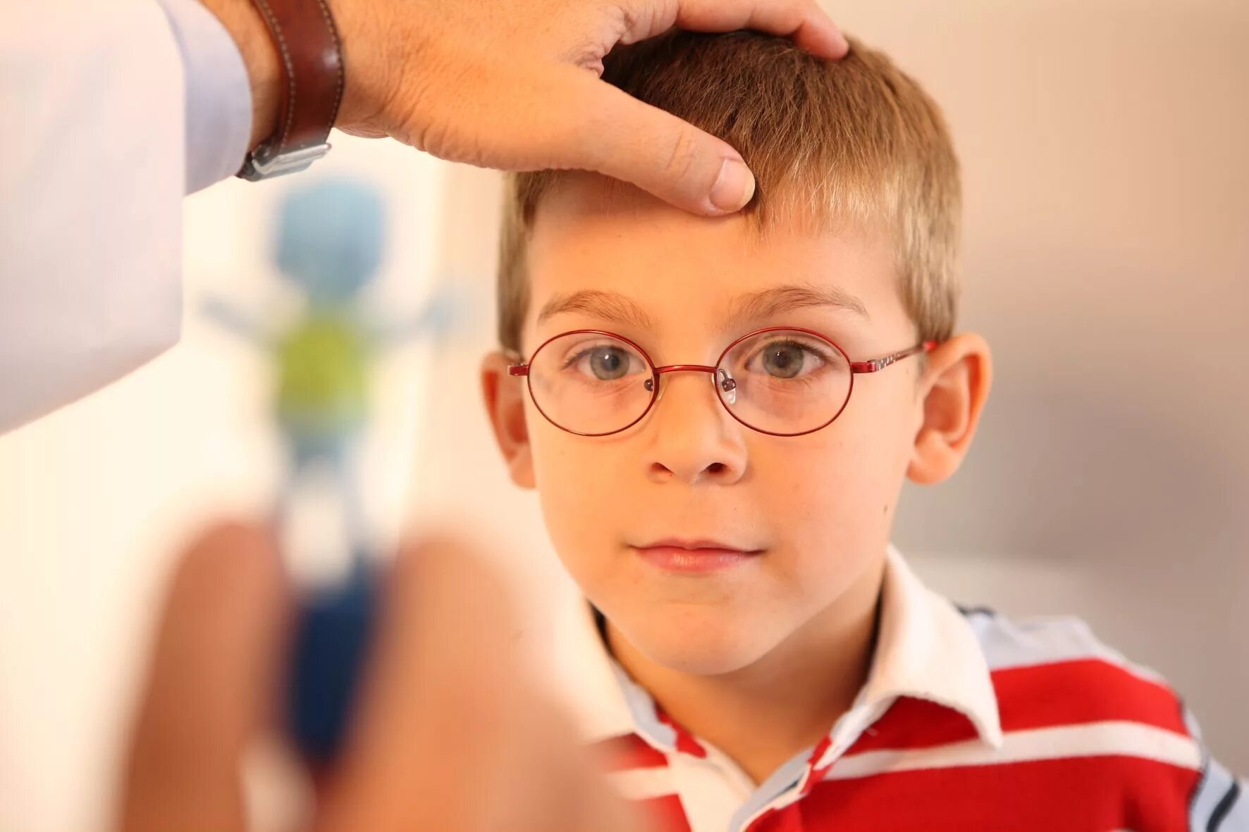 У сына зрение 3. Амблиопия гиперметропия. Амблиопия у детей. Косоглазие у детей. Дети с нарушением зрения.