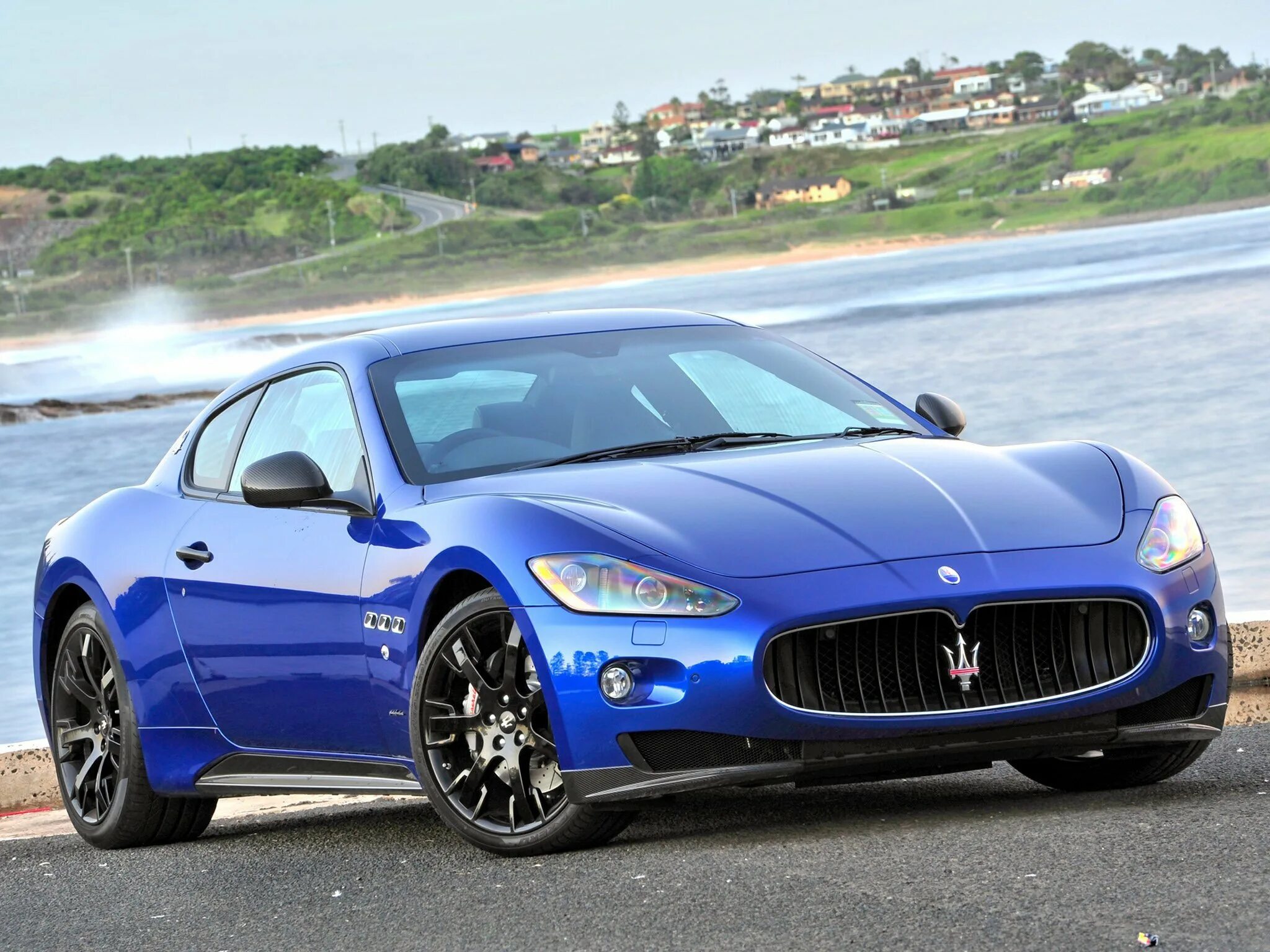 Маленькая синяя машина. Мазэрати Грант Туризмо. Мазерати Гран Туризмо. Maserati Gran Turismo s 2013. Maserati Gran Turismo s 2015.