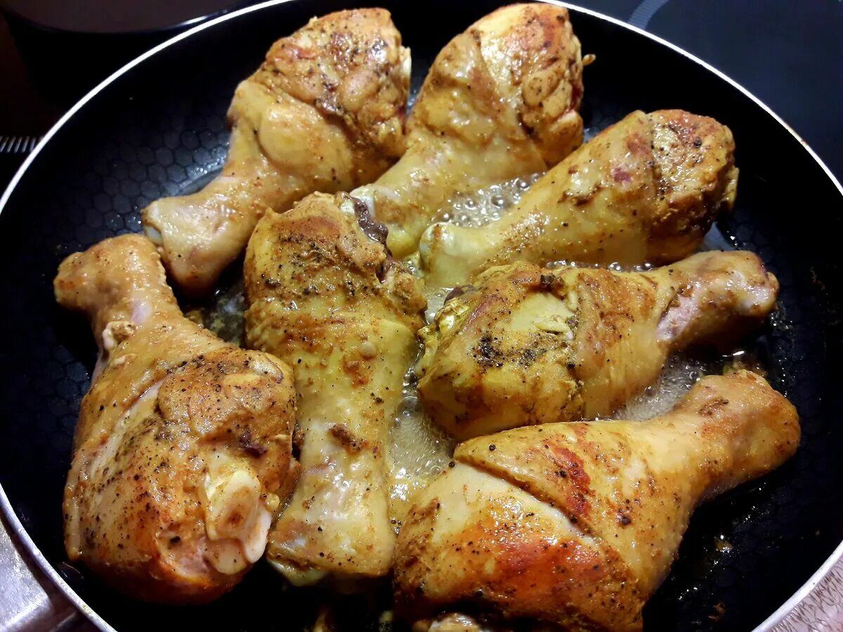 На сколько ставить куриные ножки в духовке. Жареные куриные ножки. куриные голени на сковороде. жареная куриная ножка. жареные куриные голени на сковороде.