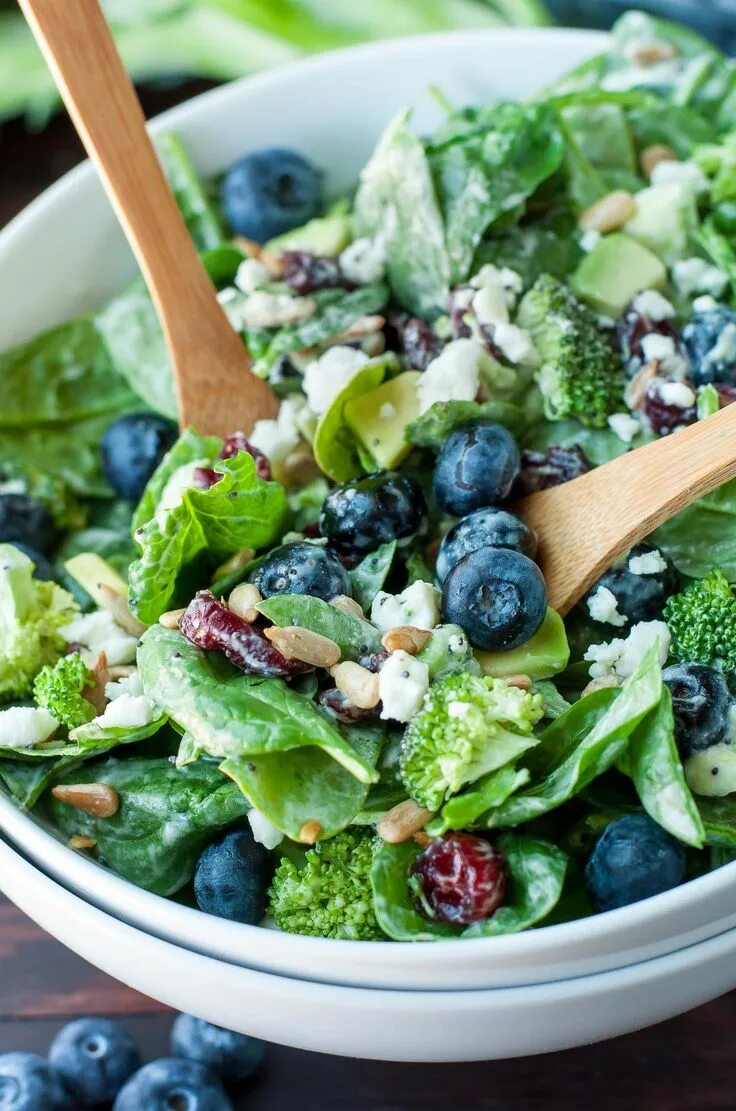 Шпинат брокколи руккола. Салат с брокколи и шпинатом. Лат. Салат овощ. Healthy salad