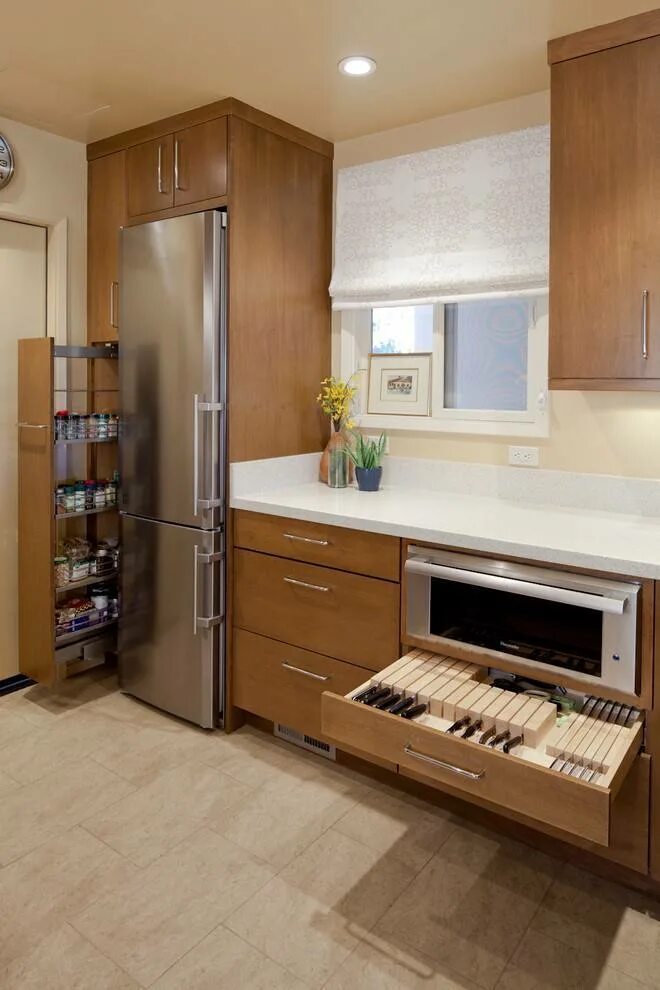 Можно ли холодильник в шкаф. Холодильник на кухне. Дизайнерская кухня с холодильником. Кухня с отдельностоящим холодильником. Встраиваемый холодильник в интерьере кухни.