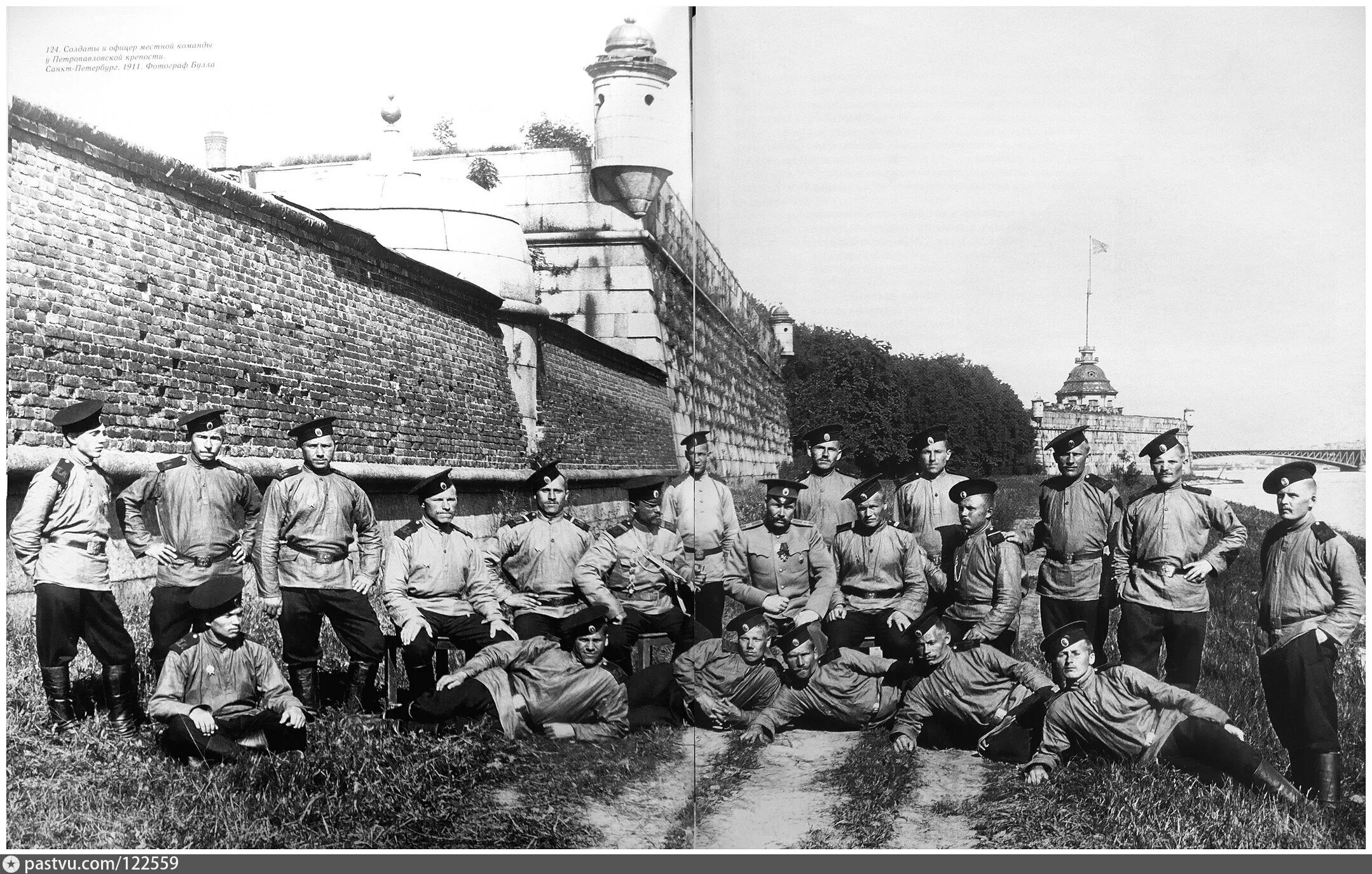 Царская россия до 1917 года. Гарнизон Петропавловской крепости в 1917 году. Гарнизон Петропавловской крепости в 1918 году. Солдат у Петропавловской крепости.