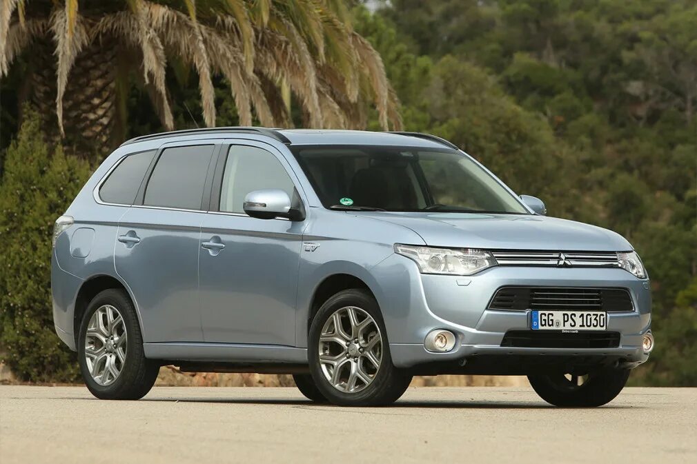 Mitsubishi Outlander 2013. Mitsubishi Outlander PHEV 2013. Мицубиси Аутлендер PHEV. Митсубиши Аутлендер 2013. Мицубиси аутлендер дилер