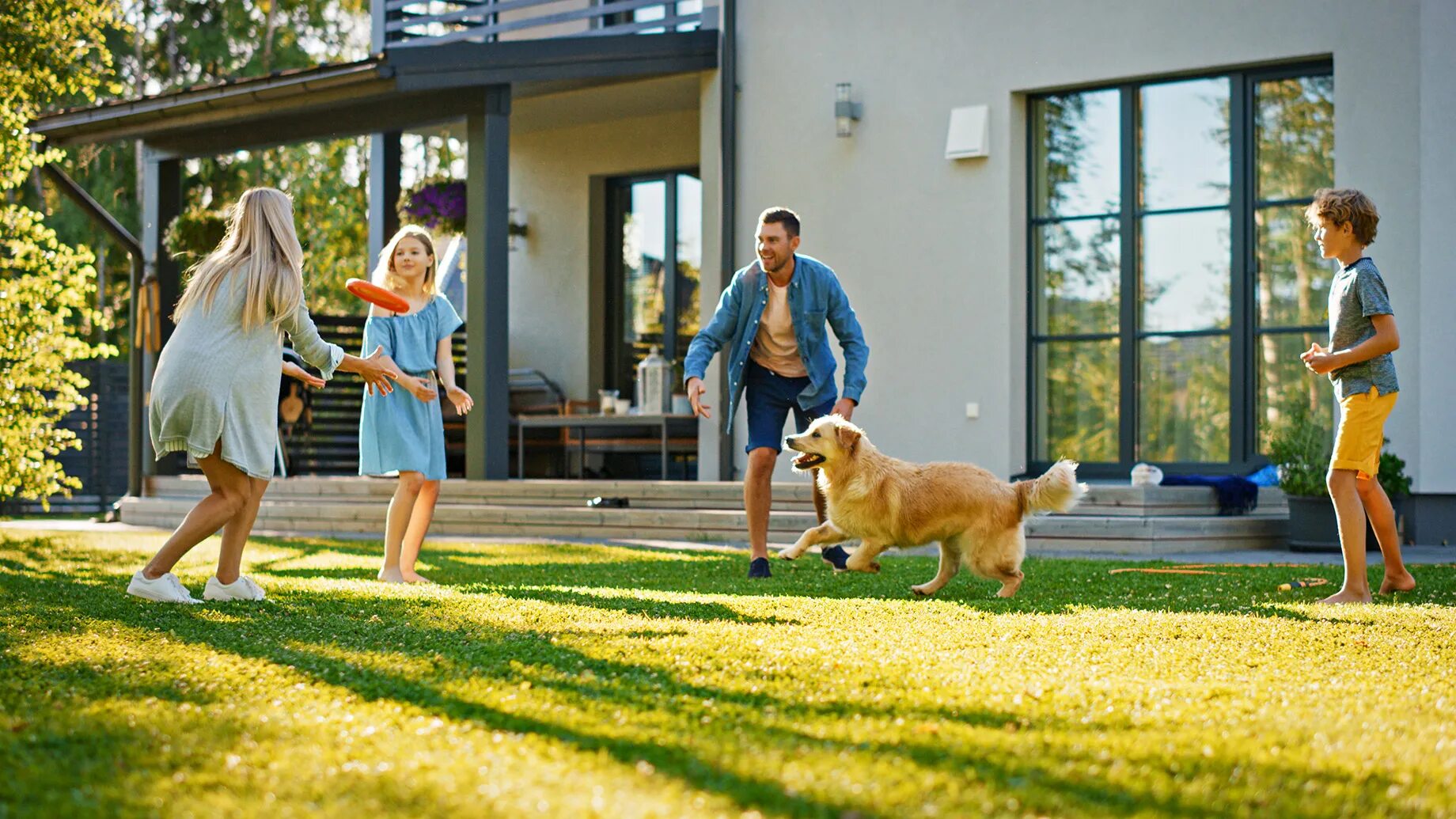 Семья в загородном доме. Загородный дом семья собака. Семья на фоне дома. Счастливая семья с собакой.
