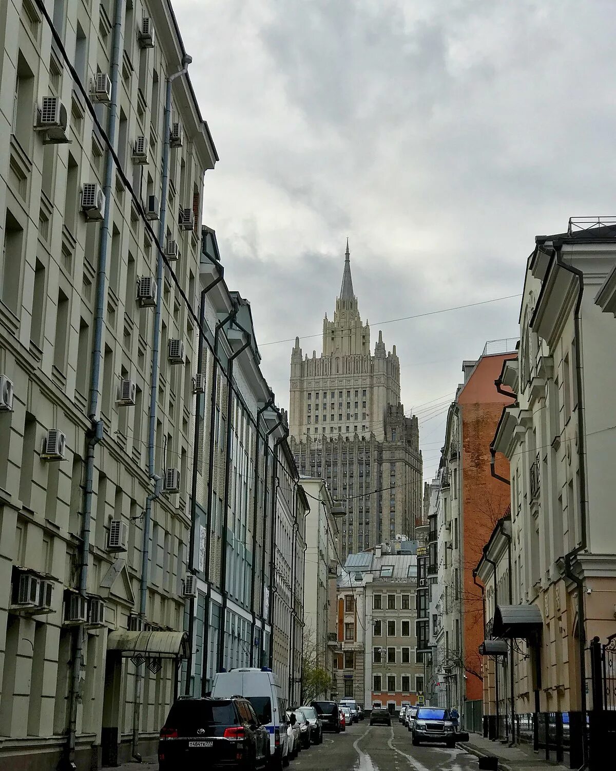 Кривоарбатский переулок Москва. Арбат Кривоарбатский переулок. Кривоарбатский переулок, дом 4. МИД переулок Плотников.