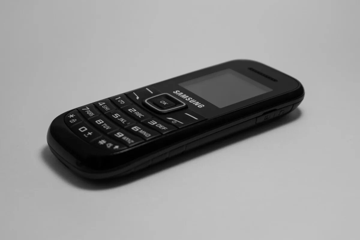 Интернет в простом мобильном телефоне. Кнопочный телефон Samsung gt-e1272. Samsung сотовый телефон кнопочный. Самсунг нокиа кнопочный. Samsung 2001 Phone.