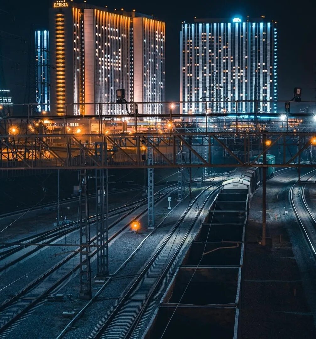 Включи ночную станцию. Вокзал ночью. Восточный вокзал ночью. Вокзал ночью Москва. Ночной Восточный вокзал Москва.