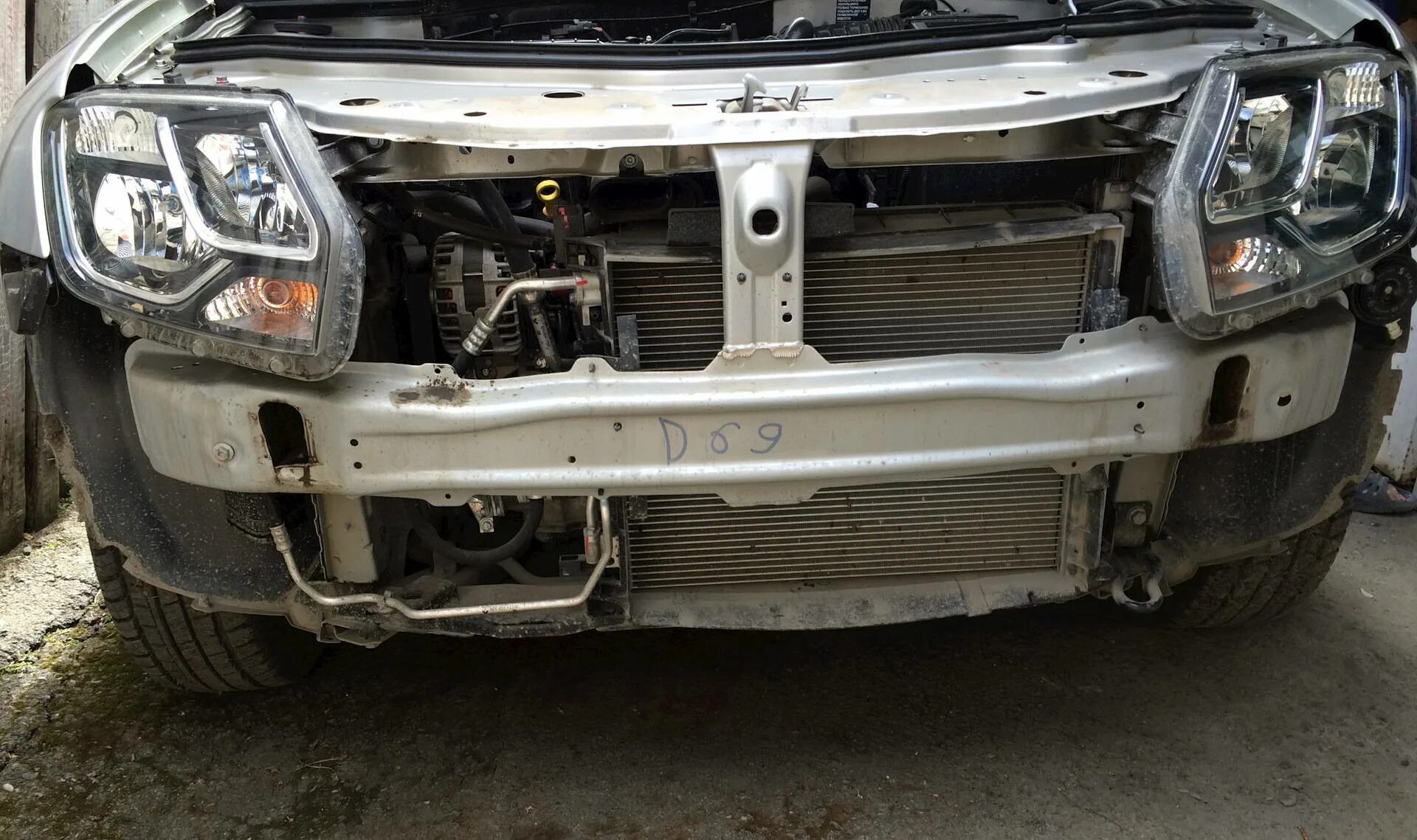 Рено дастер 1. Лампа ближнего света рено дастер 2017. Снятие бампера рено дастер 2021. Лампа ближнего света renault duster. Renault duster.