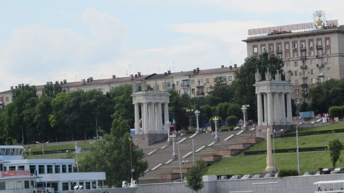 Время вол. Пейзажи Волгограда. Волгоград живые фото. Волгоград кто живет. Кто жил в Волгограде.