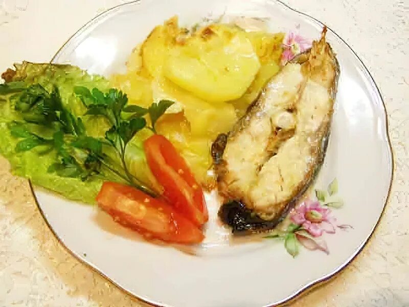 Как пожарить сома. Сом запеченный. запеченный сом с картошкой в духовке. картошка с жареным сомом. филе сома.