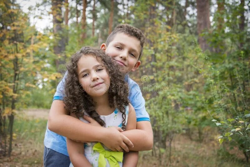 Старший брат обнимает младшего. Дружба мальчика и девочки. Брат сестру в лесу. Брат сестру в лесу. Брат сестру в лесу.