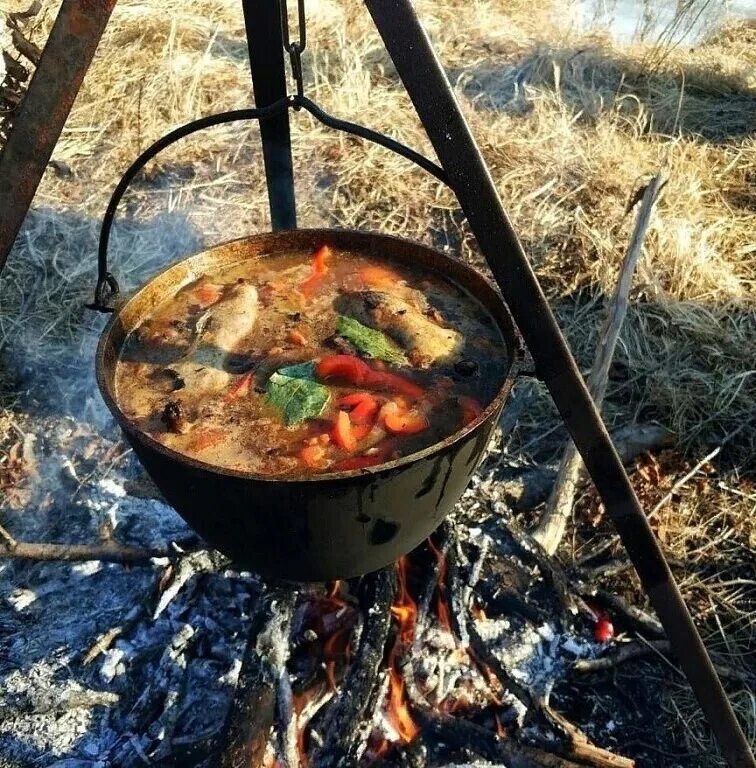 Шурпа в казани. Шулюм. Шулюм на костре в казане. Шурпа шулюм. Шулюм мулюм.