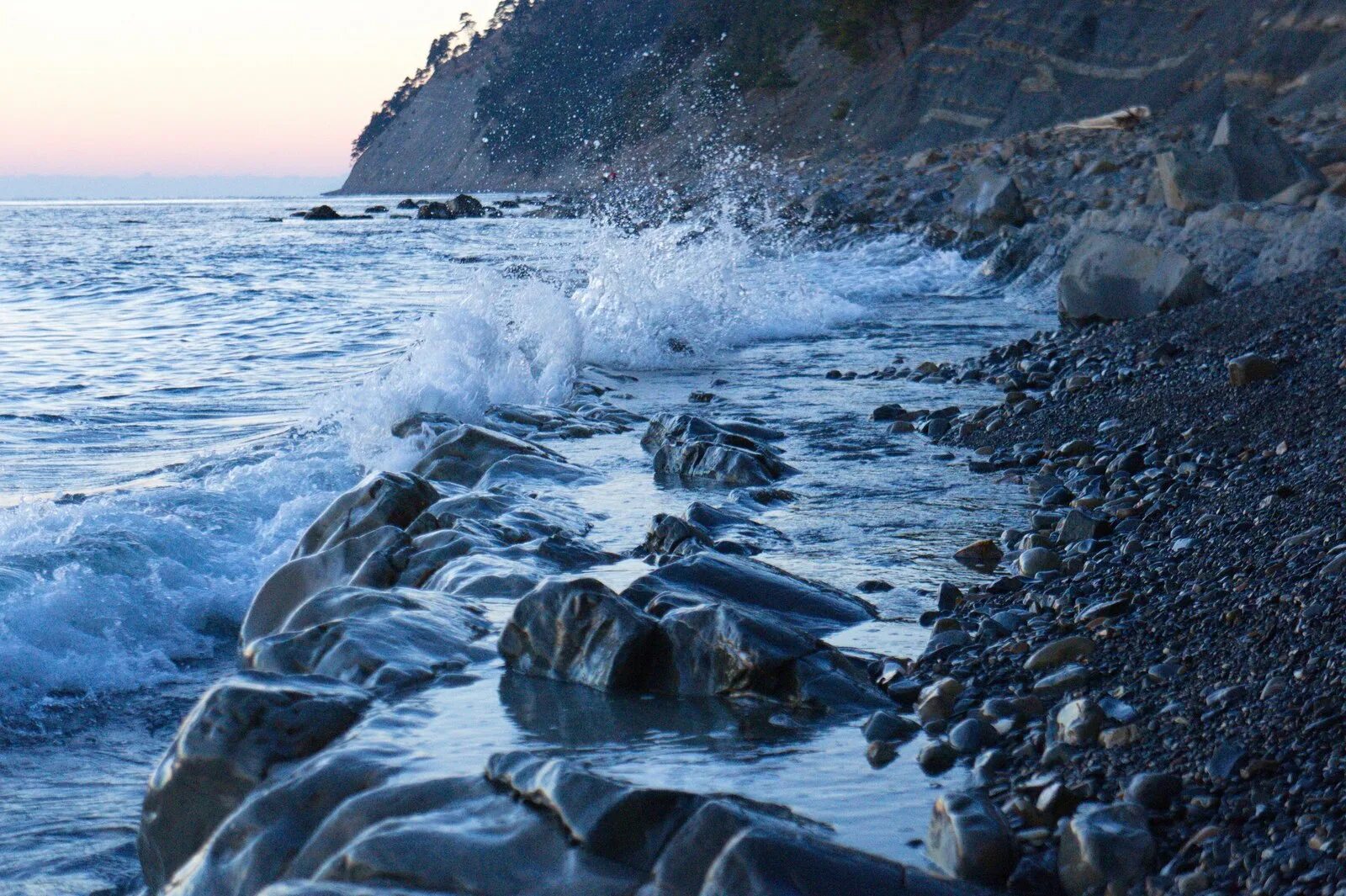 Вода в море прогревается. Черное море новороссийск. новороссийск берег. новороссийск / novorossiysk море. берег моря новороссийск.