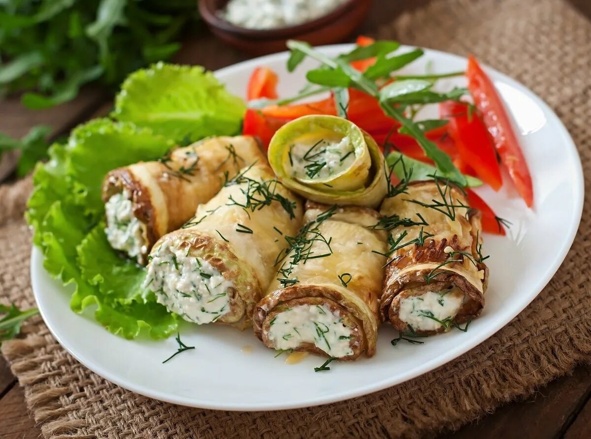 Приготовить вкусные рулетики. Рулетики из баклажанов 150гр. Приготовить вкусные рулетики. Закуска рулетики. Закусочные рулетики.