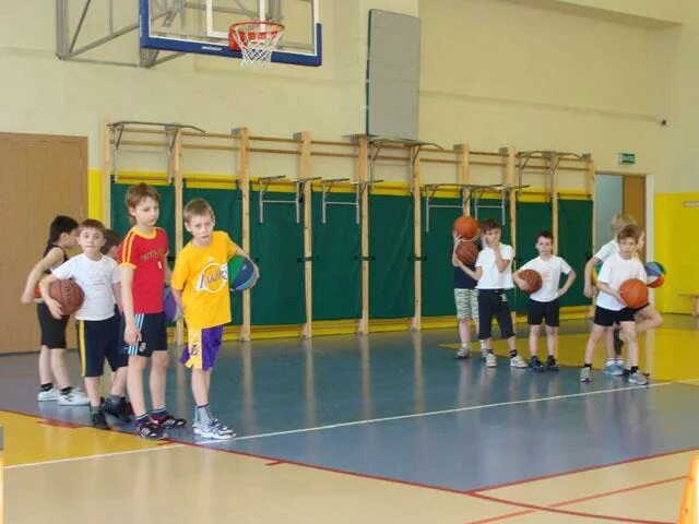 Уроки баскетбола 4 класс. Физкультура баскетбол. Урок физкультуры баскетбол. Школьный баскетбол. Урок баскетбола в школе.