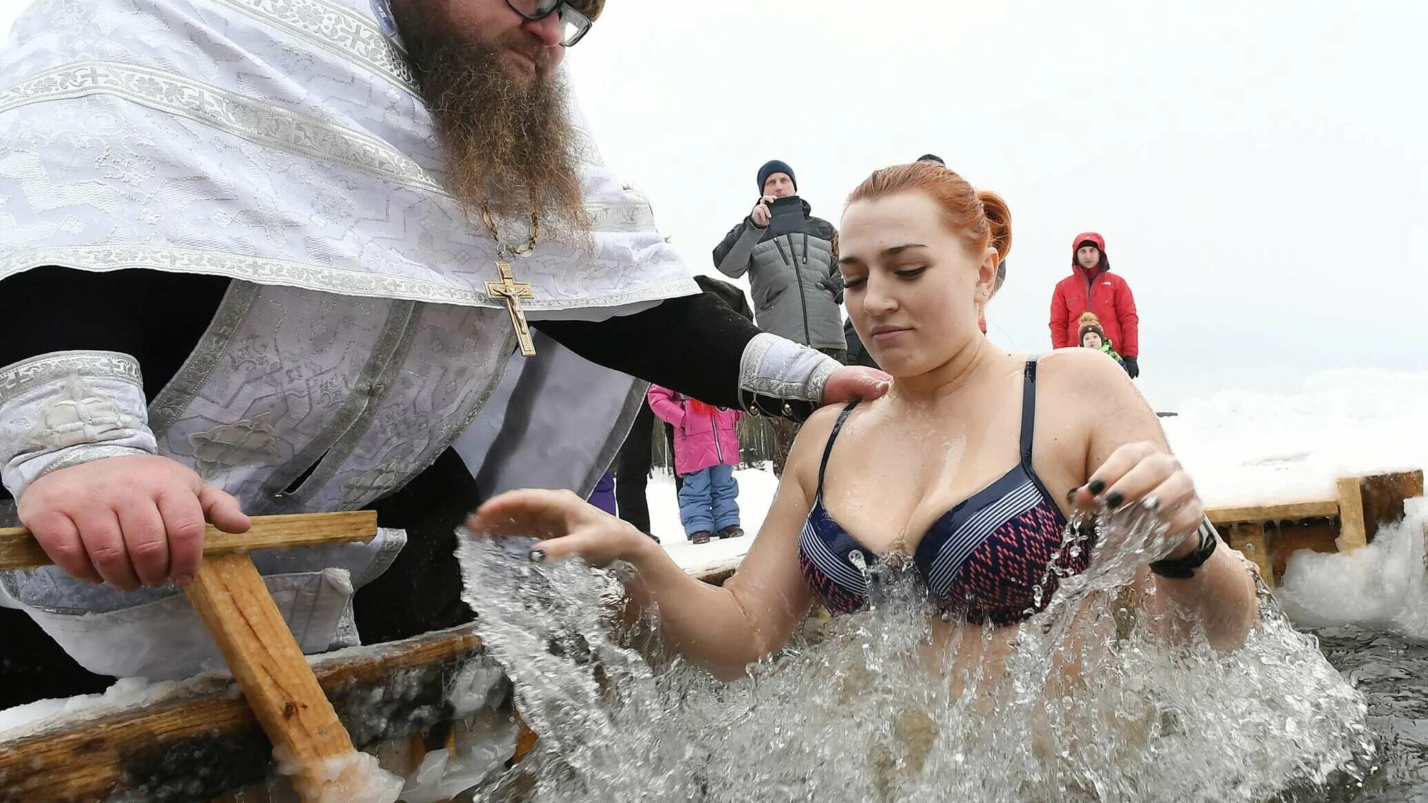 Крещенские купания в бийске. Купаются в проруби на крещение. Купель. Крещенские купания 2023 девушки. Крещение 2023 женщины.