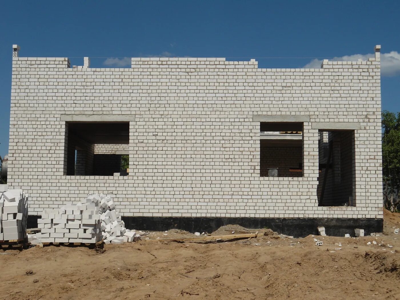 кладка из силикатного кирпича. стены дома из силикатного кирпича. стройка дома из силикатного кирпича. красивая кладка из силикатного кирпича. межкомнатные перегородки из силикатного кирпича.