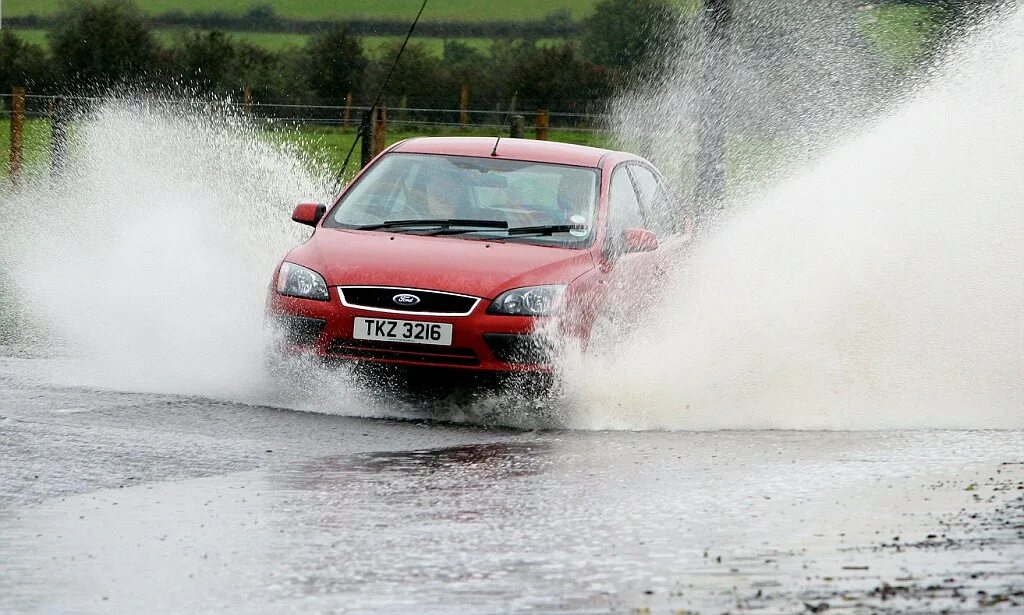 Можно ли ездить на машине летом. Брызги от машины. Машина дождь. Езда на автомобиле в ливень. Машина под дождем.