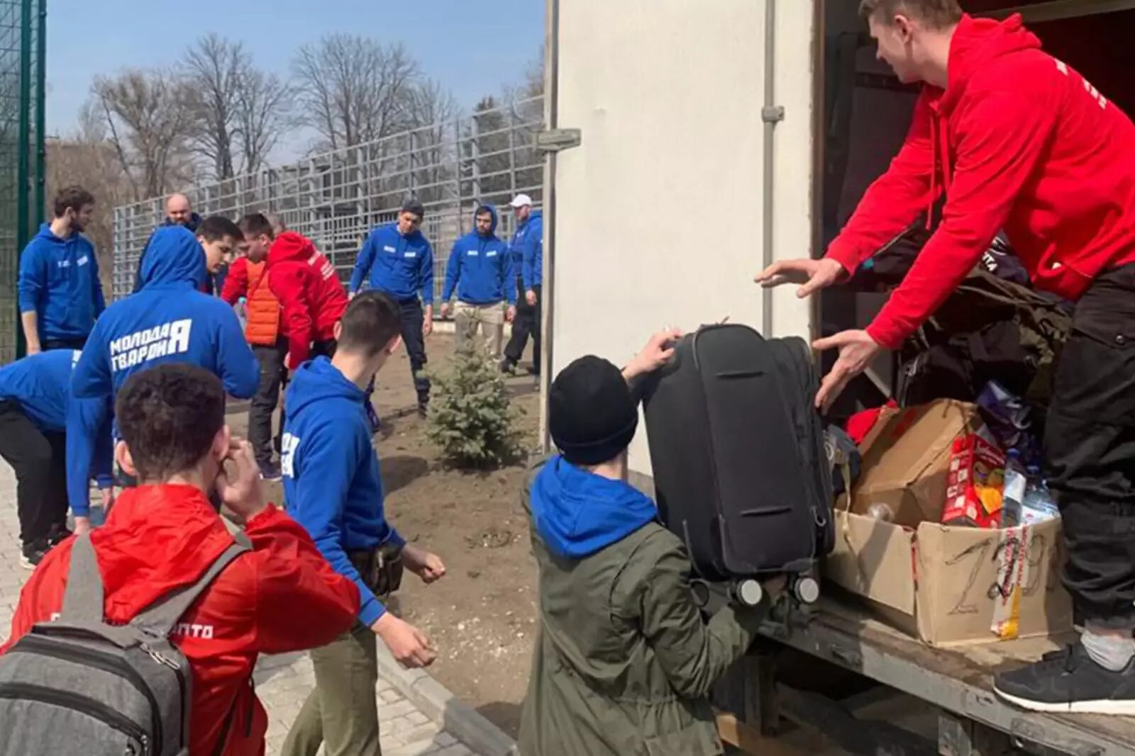 Волонтеры в мариуполе. Молодая гвардия волонтеры. Волонтеры молодая гвардия Мариуполь. Волонтерская рота и молодая гвардия Единой России. Волонтеры молодой гвардии Единой России.