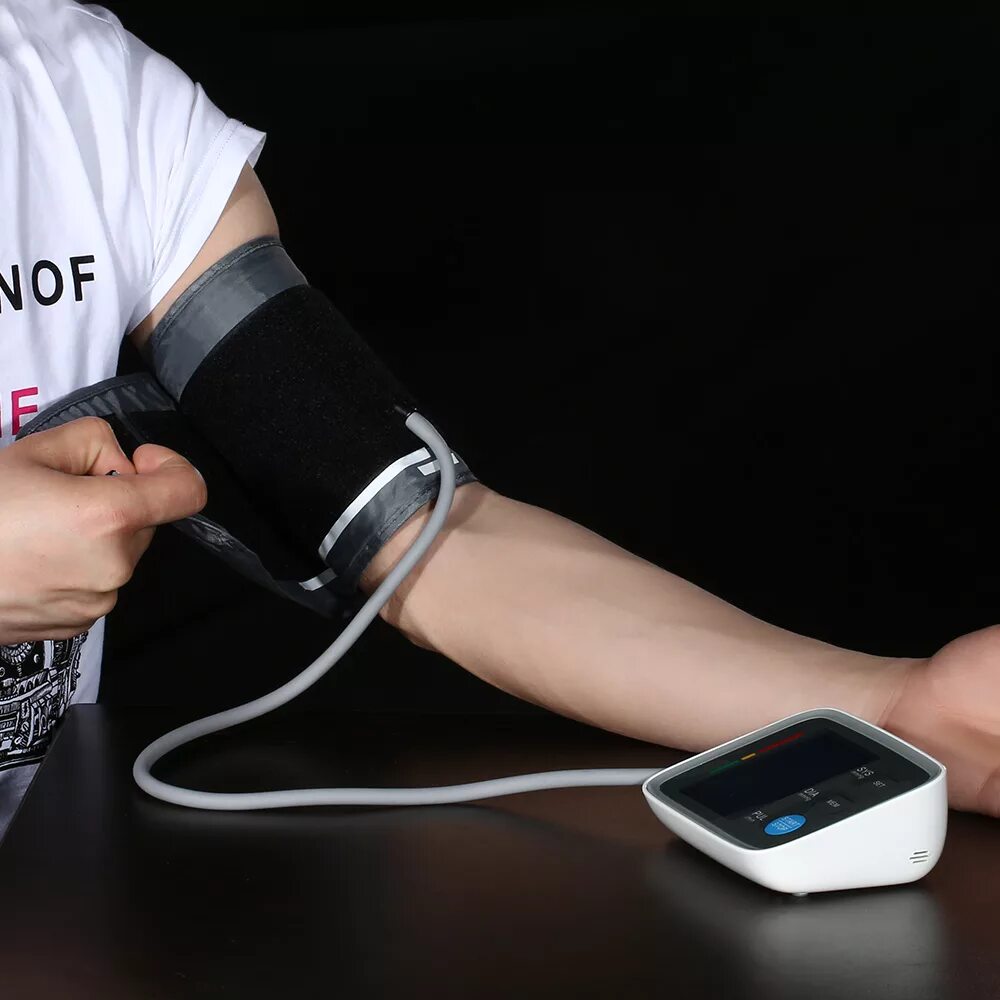 Манжета на тонометр тонометр omron m10-it. Как одевать тонометр. Измерение артериального давления. Аппарат для измерения давления. Artery mark на тонометре.