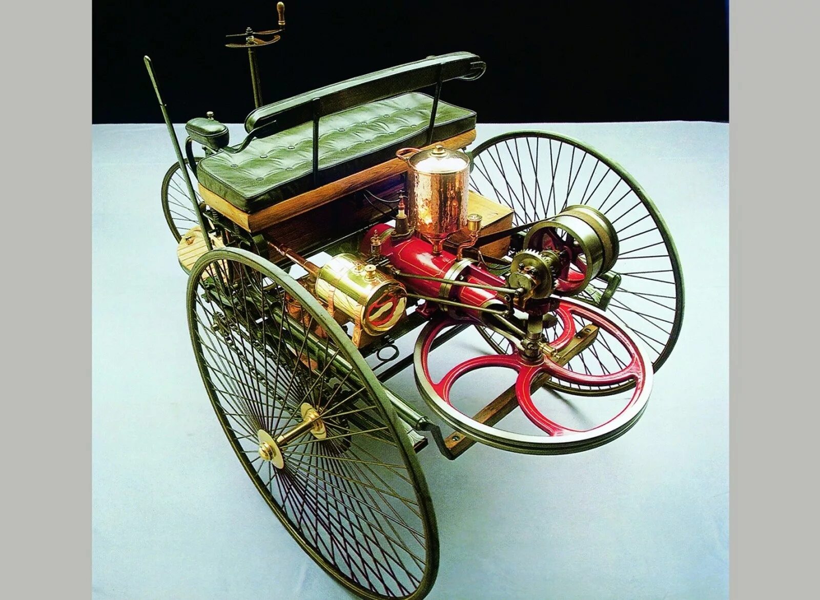 Первый автомобиль бенца. Benz Patent-Motorwagen Карлом Бенцем. Benz Patent-Motorwagen 1886.