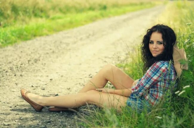 красивые девушки в беседке. Man and woman say hi. девушки решаются. фонтан "с девушкой". подруги развлекаются.