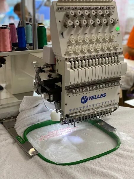 Работа в москве оператор вышивальной машины. Вышивальный цех. Легкая промышленность 2021. Оператор вышивальной машины. Вышивальный цех.