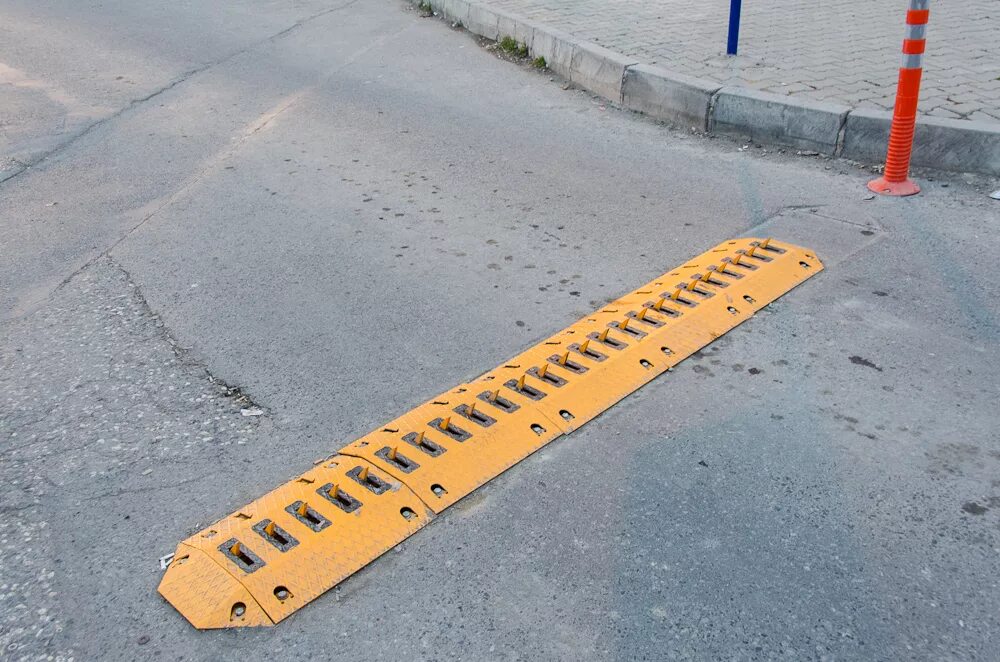 лежачий полицейский с шипами. шипы на дороге. шипы на дороге. шипы на дороге. шипы на дороге для принудительной остановки.