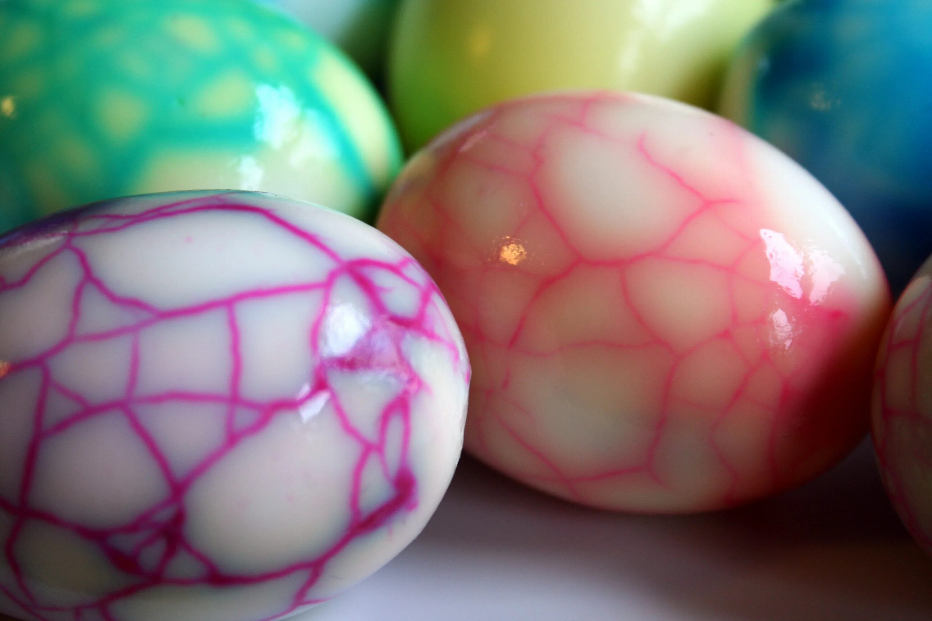 Феерия яиц. Крашеные пасхальные яйца. Покрасить яйца на Пасху. Красивые яйца на Пасху. Окрашивание яиц на Пасху.