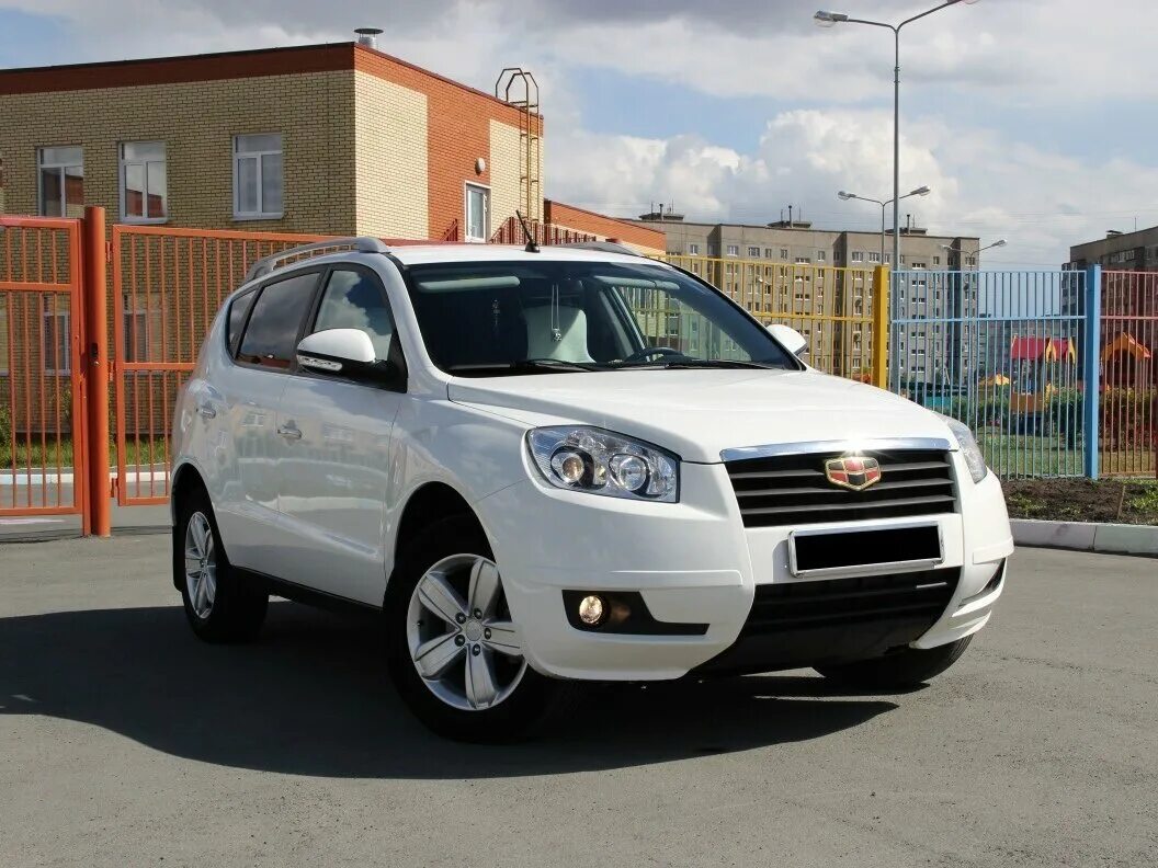 Geely emgrand x7 2015. Джили белый джип. Внедорожник Geely белый. Джили джип 2014. Джили паркетник 2014.