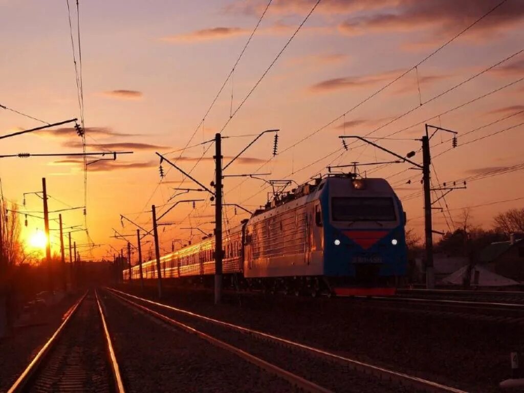 В предвкушение поезда. Эп1 электровоз электропоезда. эп1м рассвет. поезд на закате. поезд на рассвете.