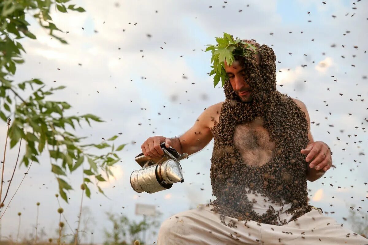 Убегаем пчел. Убегает от пчел. Человек пчела. Мужик пчела.