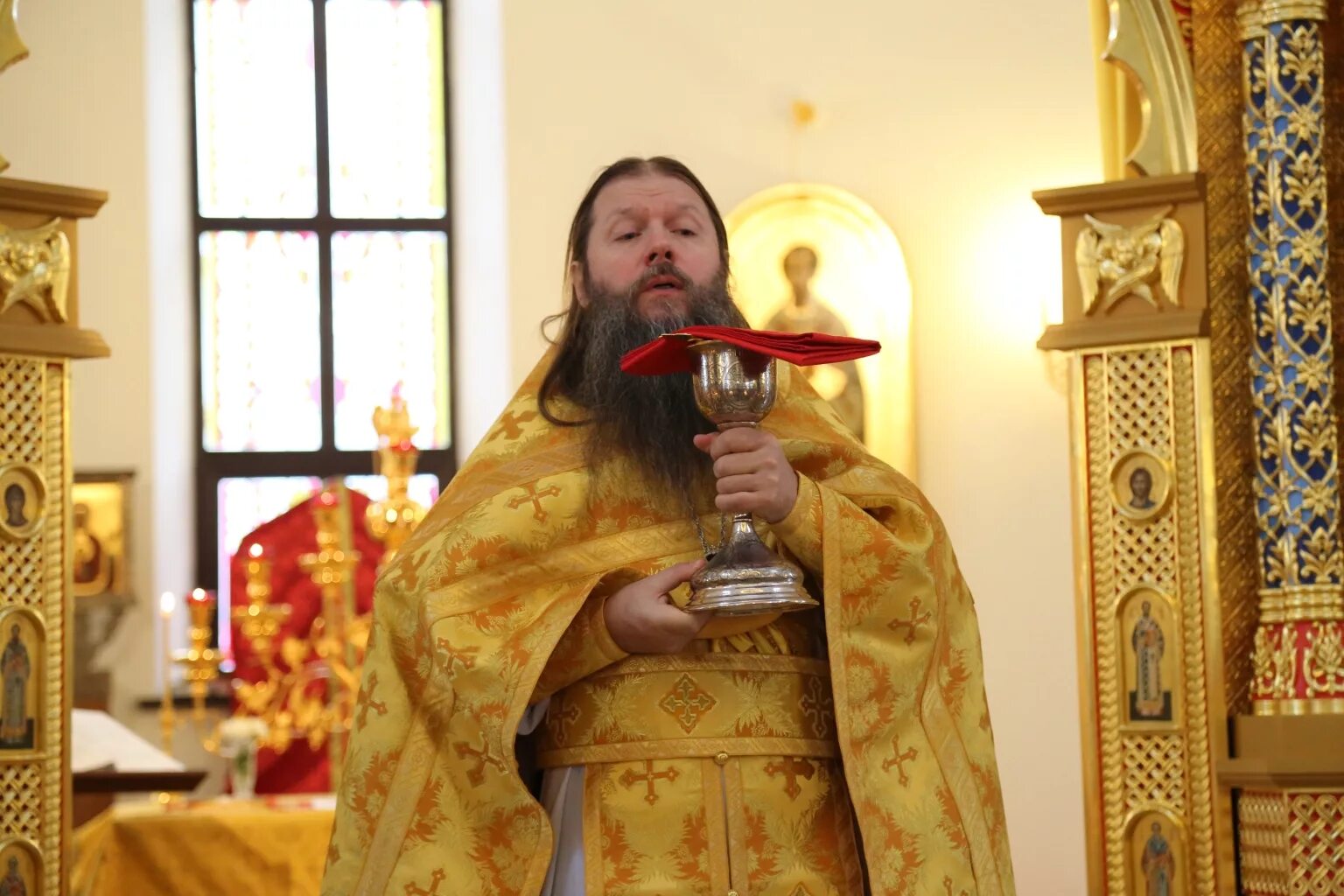 перед освящением. николай важноа важнов в храме. евхаристия чаша великий пост. причащение священнослужителей в алтаре. великое освящение храма.