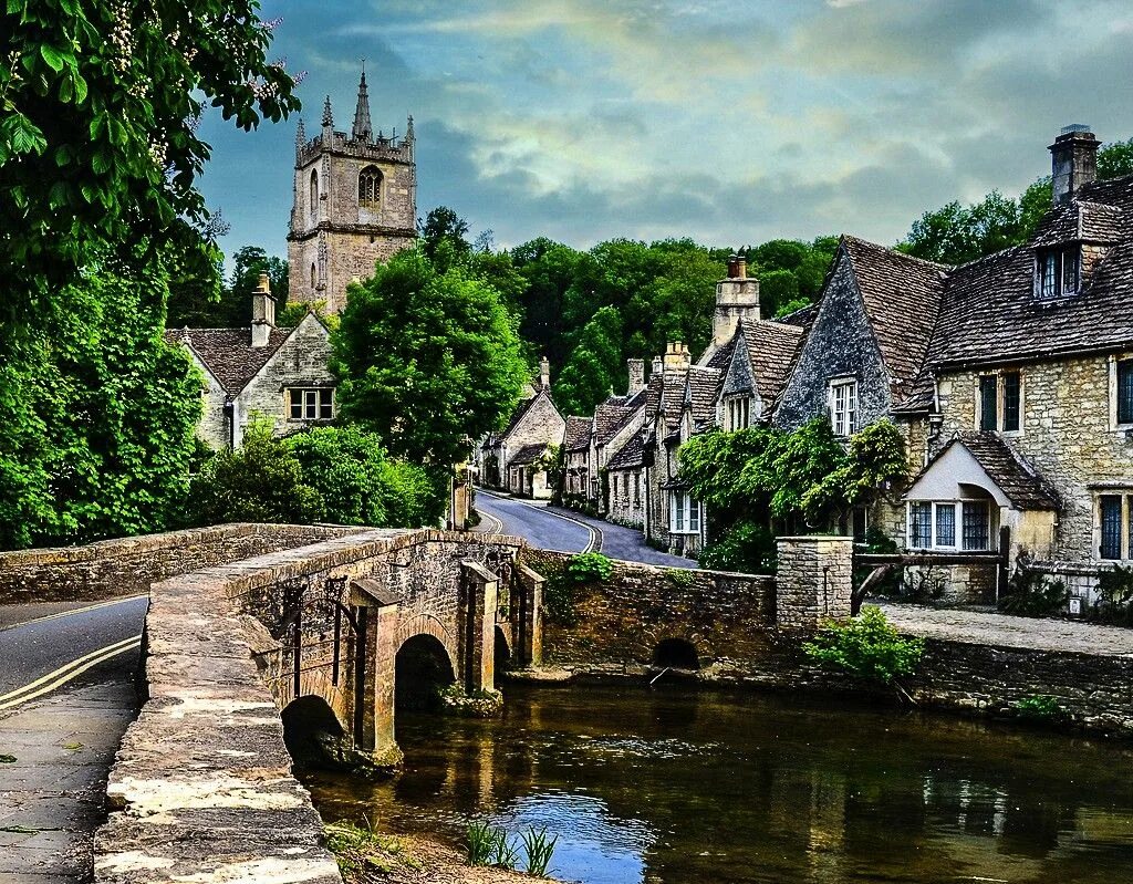 Towns in england. Англия деревня Castle Combe. Деревня Касл комб Англия. Графство Уилтшир. Деревня Касл комб Англия фото.