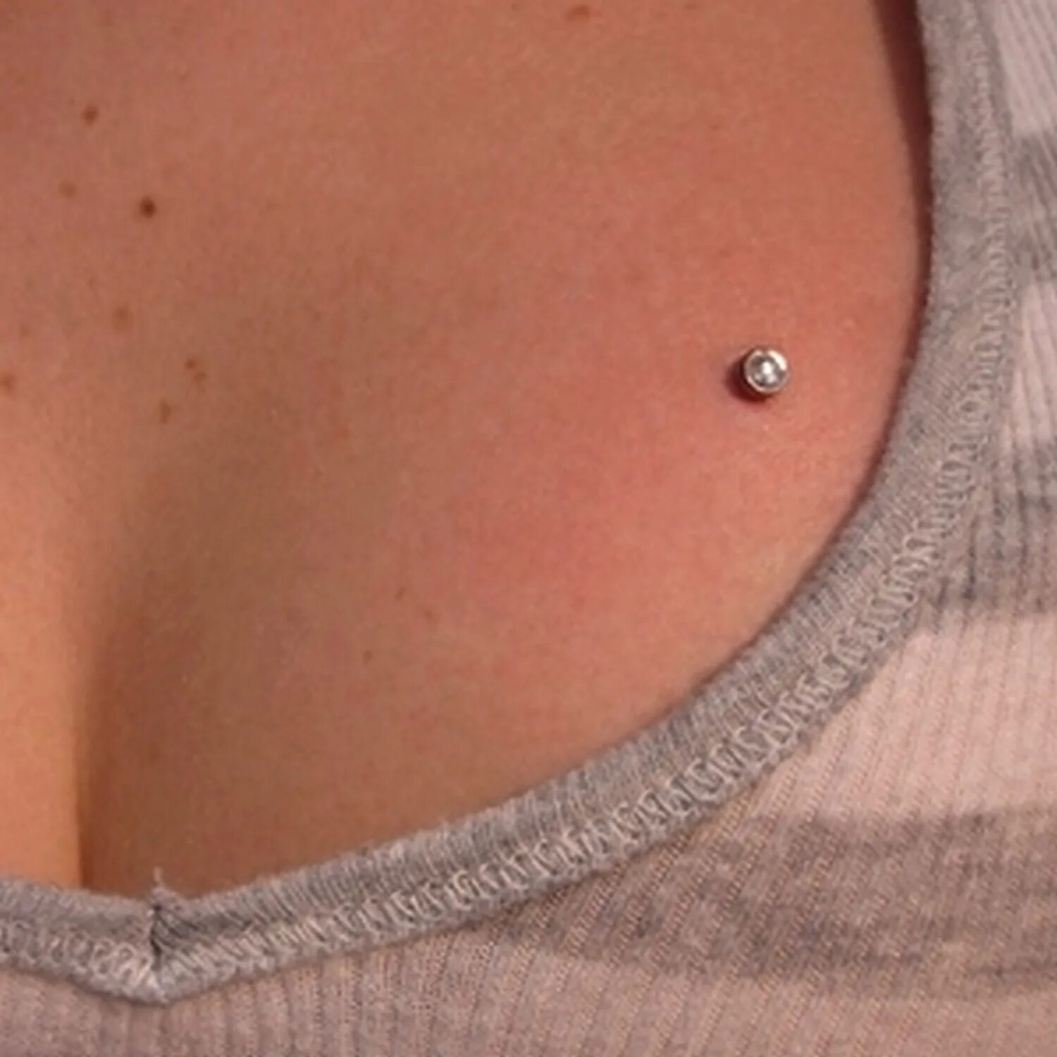 Нострил улитка. Проколотые мужские соски. Нострил улитка. Пирсинг на мужских сосках. Плоскостной пирсинг на груди.