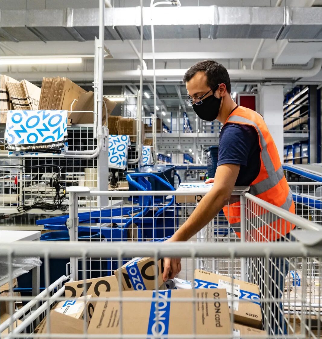 Склад озон. Упаковщик озон. Упаковщик-комплектовщик. Сборщик товара на склад. Ozon работа.