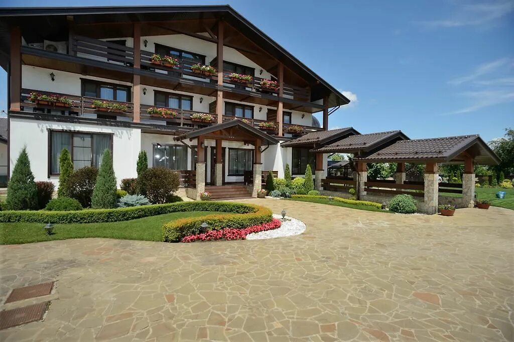 Усадьба парфенова бассейн. Усадьба парфенова адыгея. Усадьба панфилова адыгея. Усадьба парфёнова каменномостский. Чайковского, 20, посёлок каменномостский.