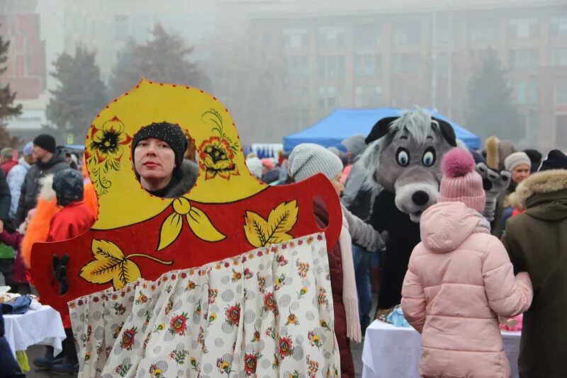 Масленица Саратов Театральная площадь. Масленица на театральной площади. Масленица Саратов 2023 Театральная площадь. Масленица Саратов детский парк.