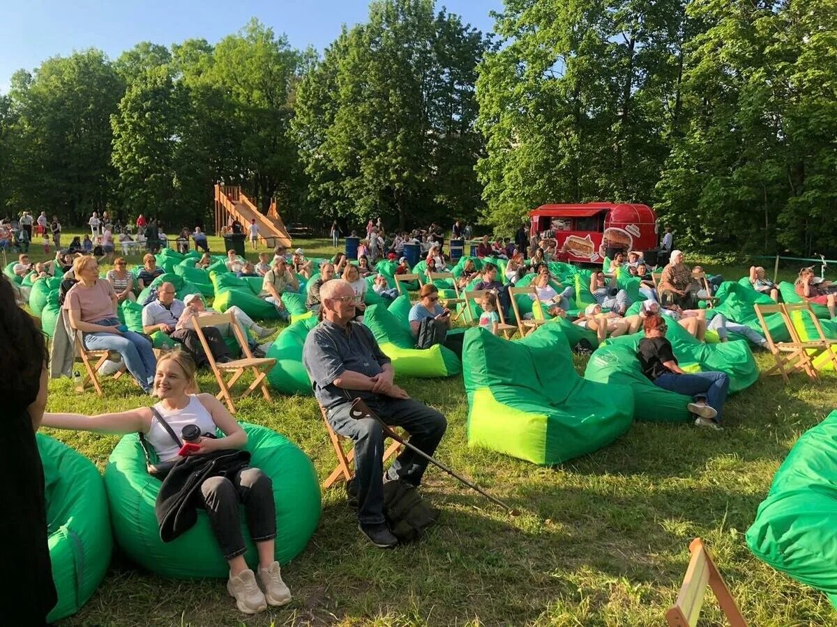 Кинотеатр в Приоратском парке. Летние кинопоказы в Приоратском парке в Гатчине. Гатчина Приоратский парк кинотеатр. Кинотеатр под открытым небом 2022