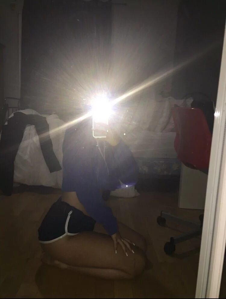 Девушки в зеркале со вспышкой. Девушка в зеркале со вспышкой. Девушка без лица со вспышкой. Девушка возле зеркала. Девочка в зеркале со вспышкой.