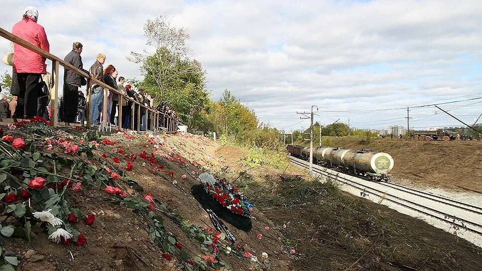Катастрофа боинг 737 в перми 2008. Крушение боинга в перми 2008. Катастрофа в перми 2008 боинг. Авиакатастрофа в перми 14 сентября 2008 года. Крушение боинга в перми 2008.