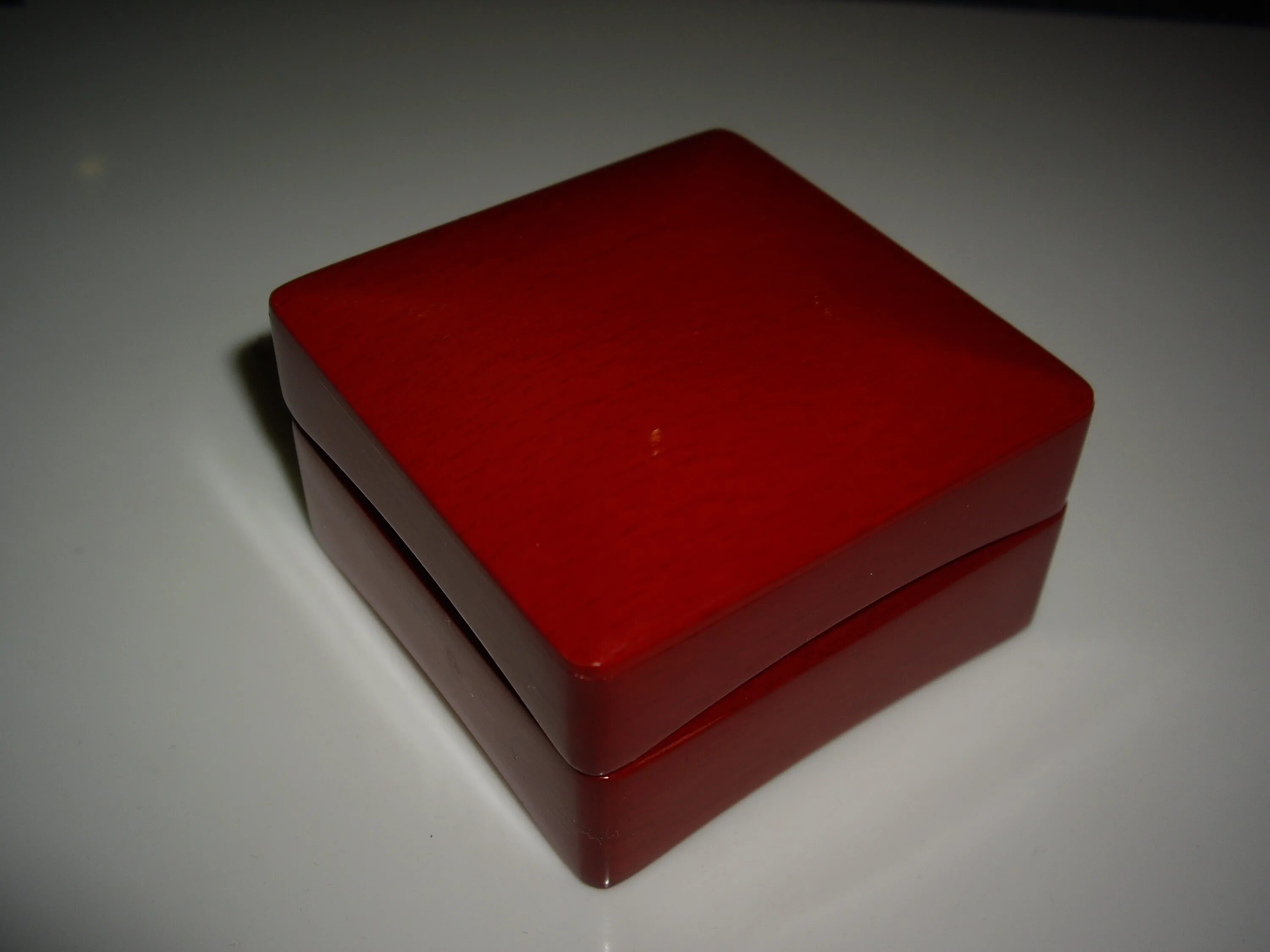 Украшения в красной коробке. Кольцо в красной коробочке. Коробочка красная под кольцо. Красная коробка для кольца. Красные коробки.