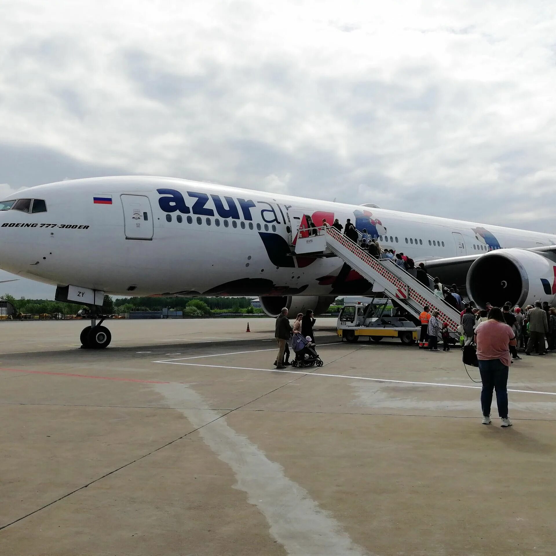 Эйр новосибирск. Боинг 777 Азур. Азур Эйр 777. Самолёт Azur Air 777. Авиапарк Азур Эйр.