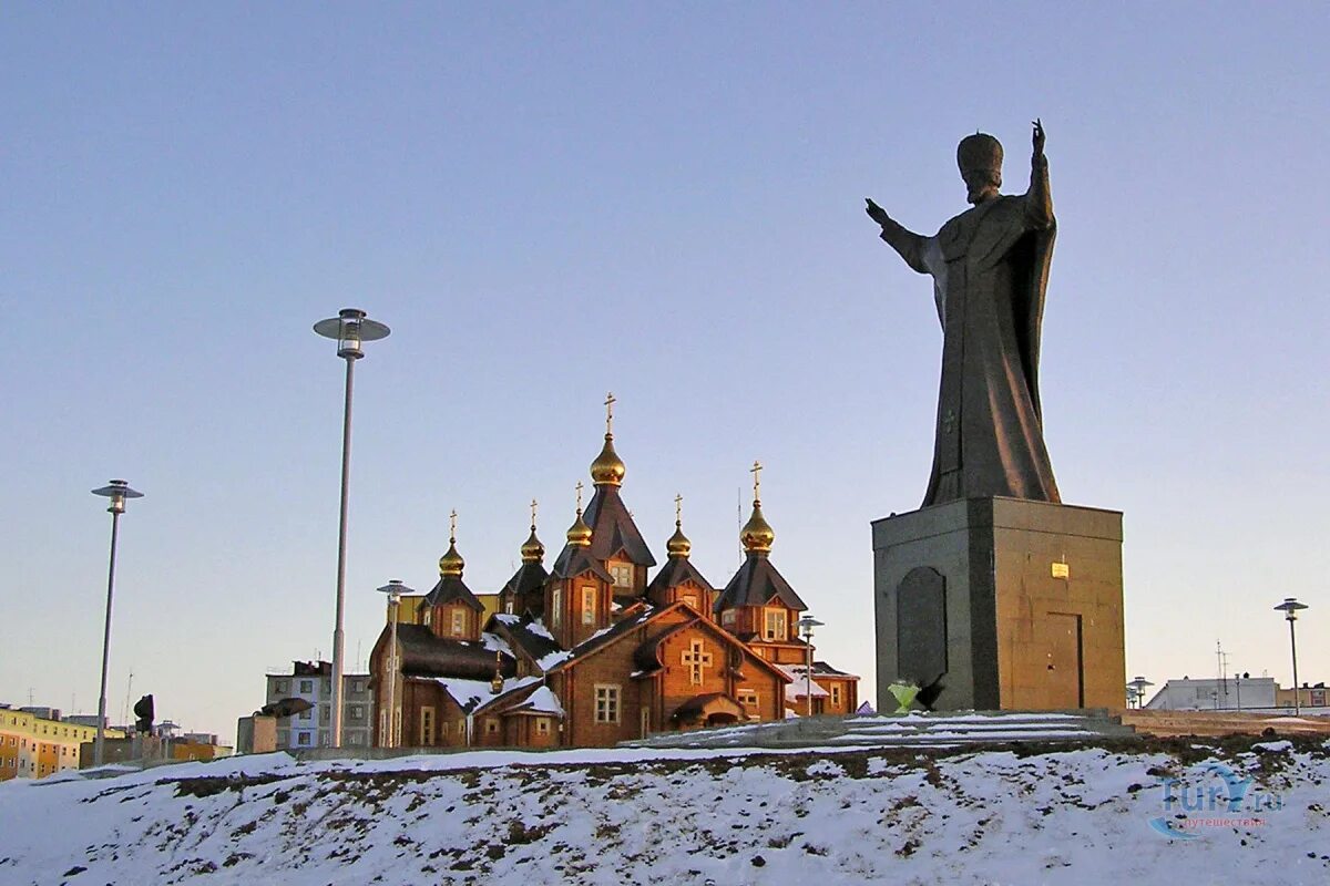 Памятник Николаю Чудотворцу в Анадыре.