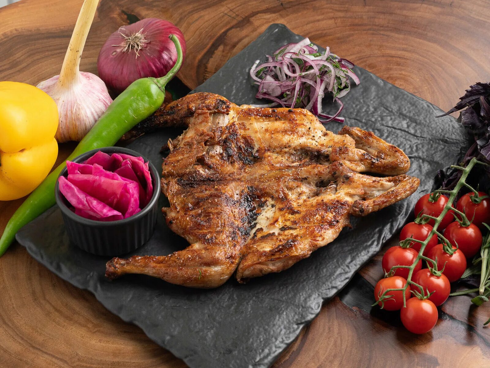 фото табака цыпленок в чайхане на тарелке. цыпленок табака в меню. гарнир к цыпленку табака. цыплята табака меню. цыпленок табака на гриле.