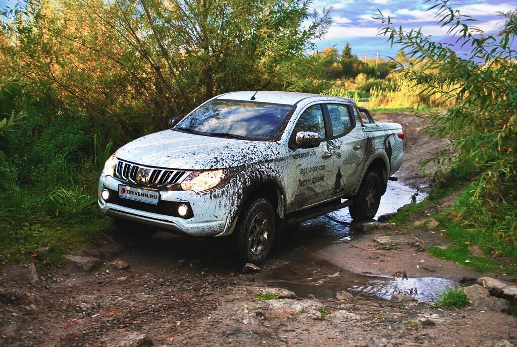 Л 200 поколения. Митсубиси л200 2015г. Mitsubishi l200 4 поколение. Митсубиси л200 4 поколения. Митсубиси l200 2 поколение.