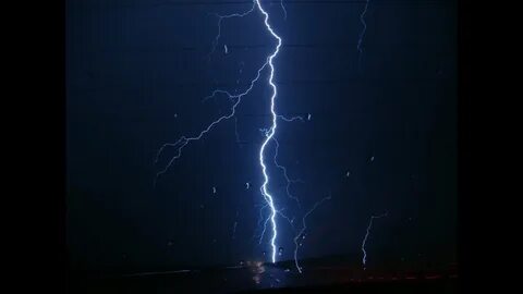 Молния в разные стороны