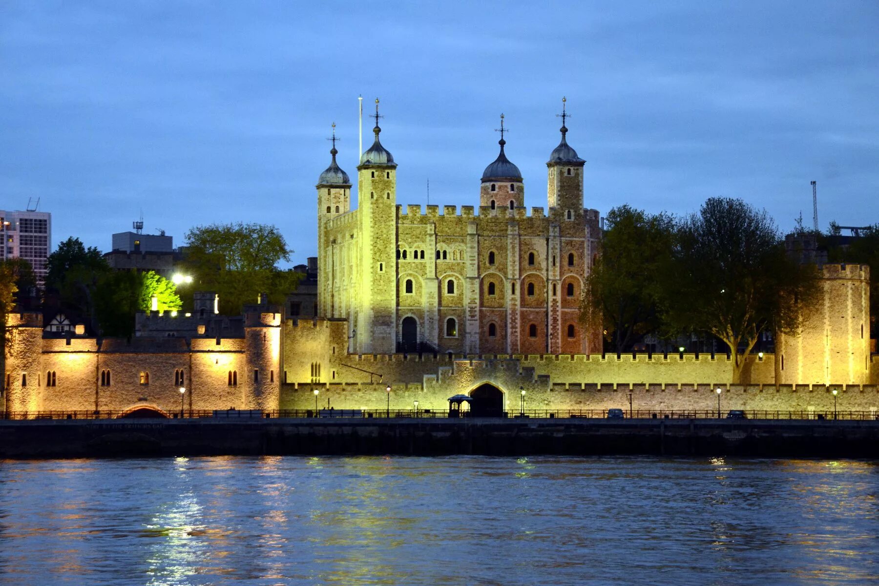 Лондонский тауэр это исторический замок. Королевский замок тауэр лондон. Великобритания лондонский тауэр. Тауэр это. Замок крепость тауэр романский стиль.