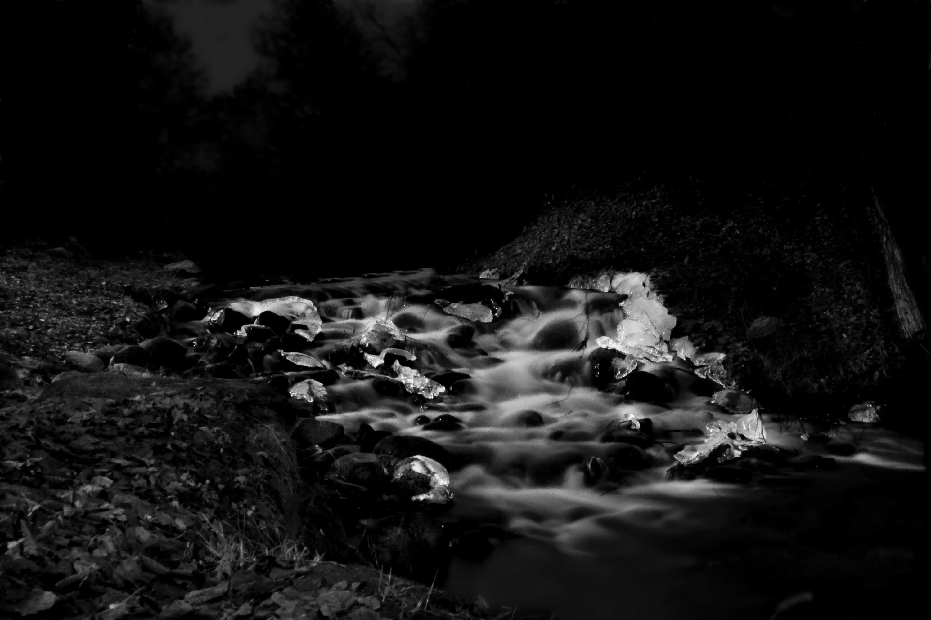 Черная вода далеко. Темные воды. Черная вода. Вода на черном фоне.